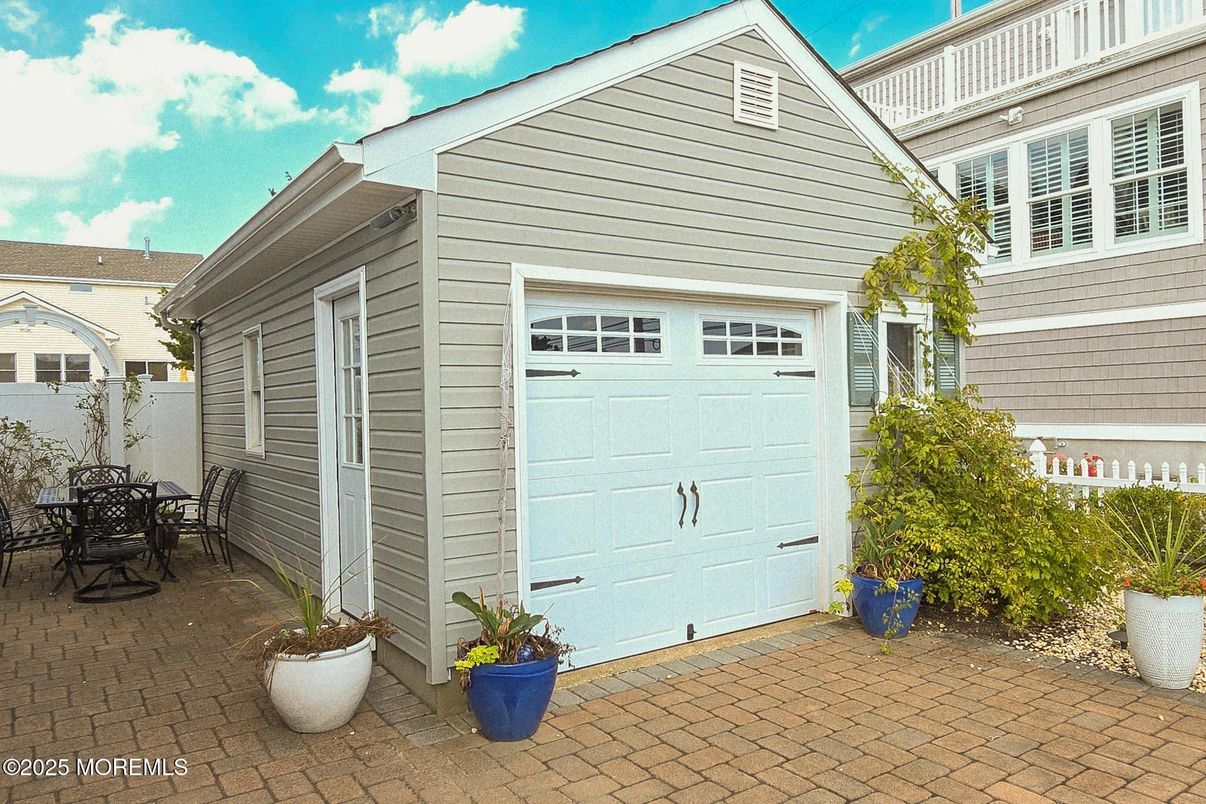 Detached Garage, Exterior