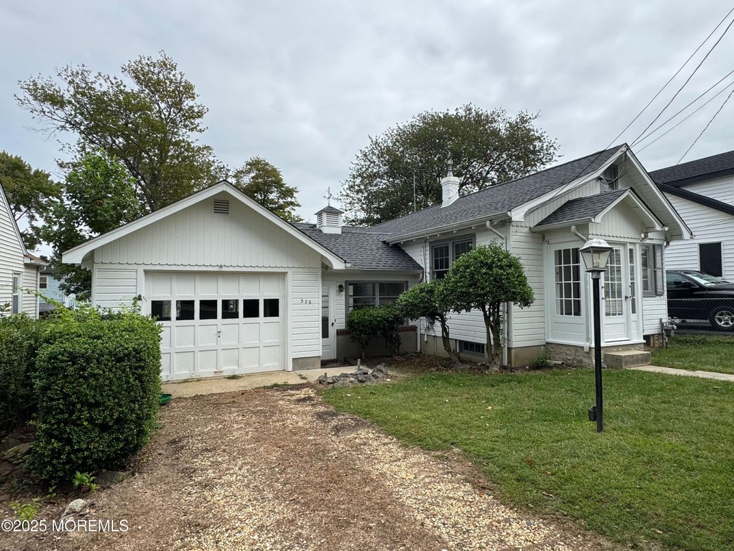 Attached, Exterior, Facade, Farmhouse