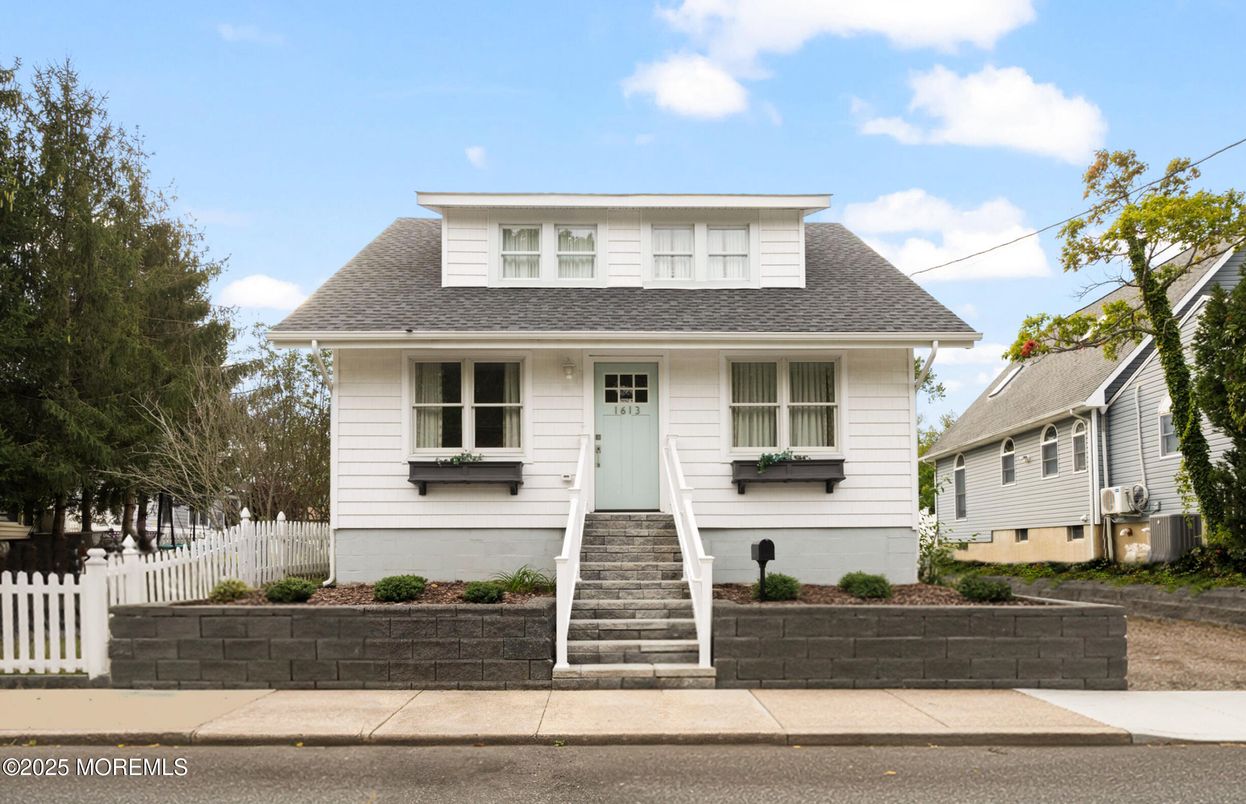 Exterior, Facade, Cape Cod