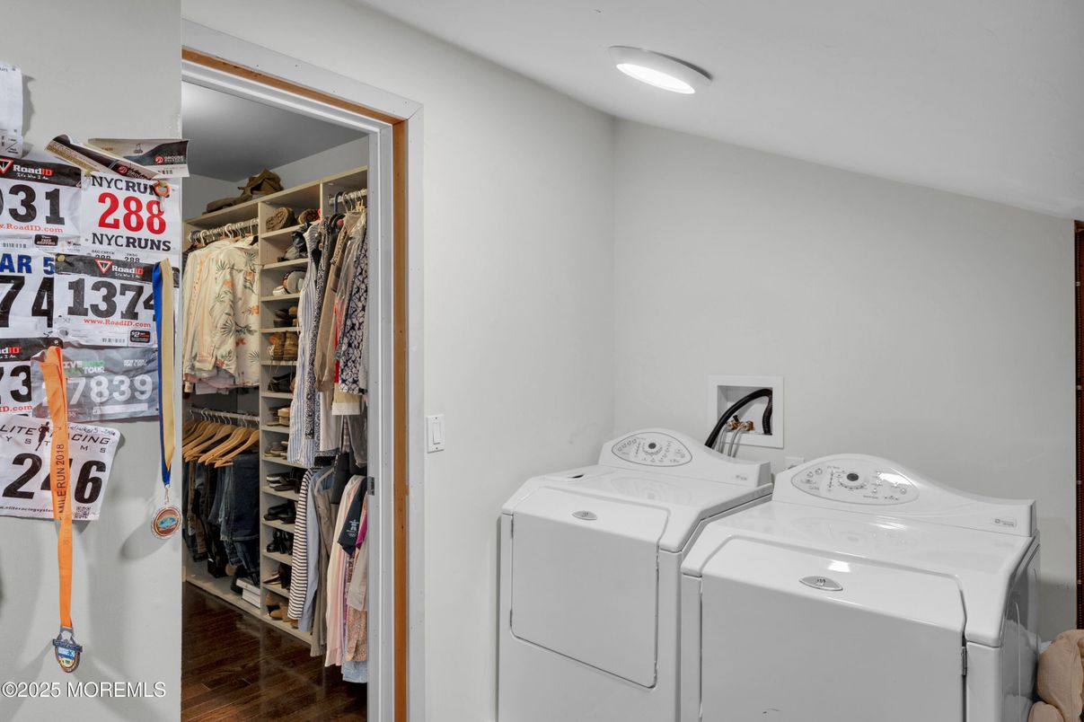 Interior, Recessed Lighting, Washer, Wood Texture Flooring