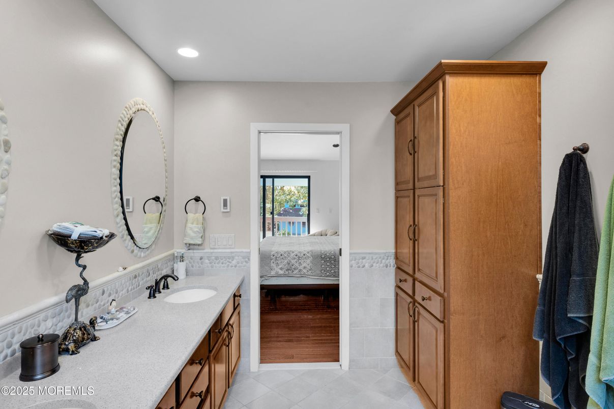 Bathroom, Dual Sink Vanities, Interior, Recessed Lighting