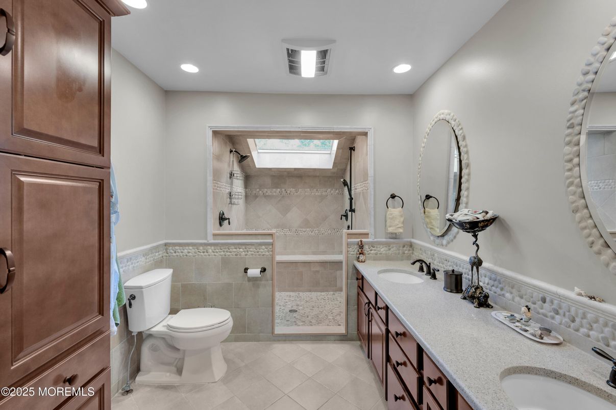 Bathroom, Dual Sink Vanities, Interior, Recessed Lighting