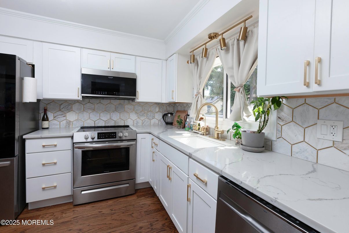 Interior, Kitchen, Stainless Steel Appliances, Wood Texture Flooring
