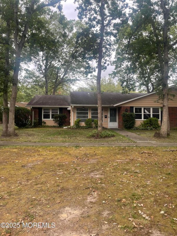 Exterior, Facade, Ranch