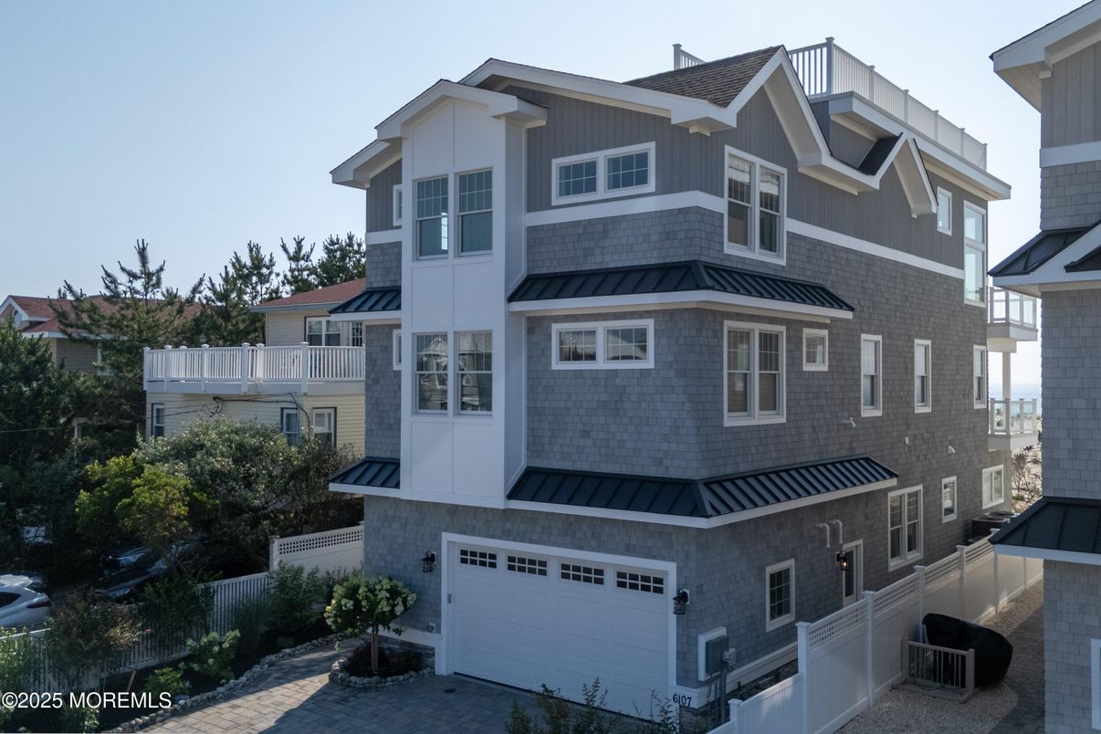 Attached, Exterior, Facade, Rowhouse
