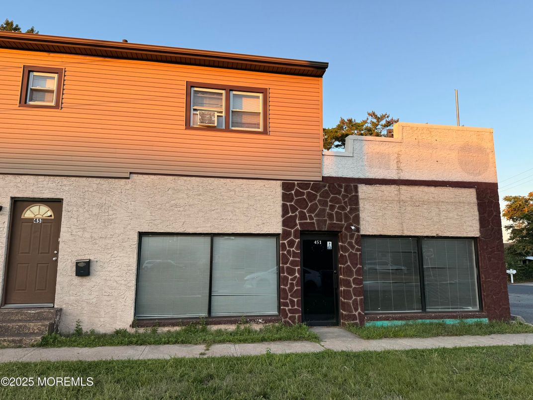 Exterior, Facade, Modern