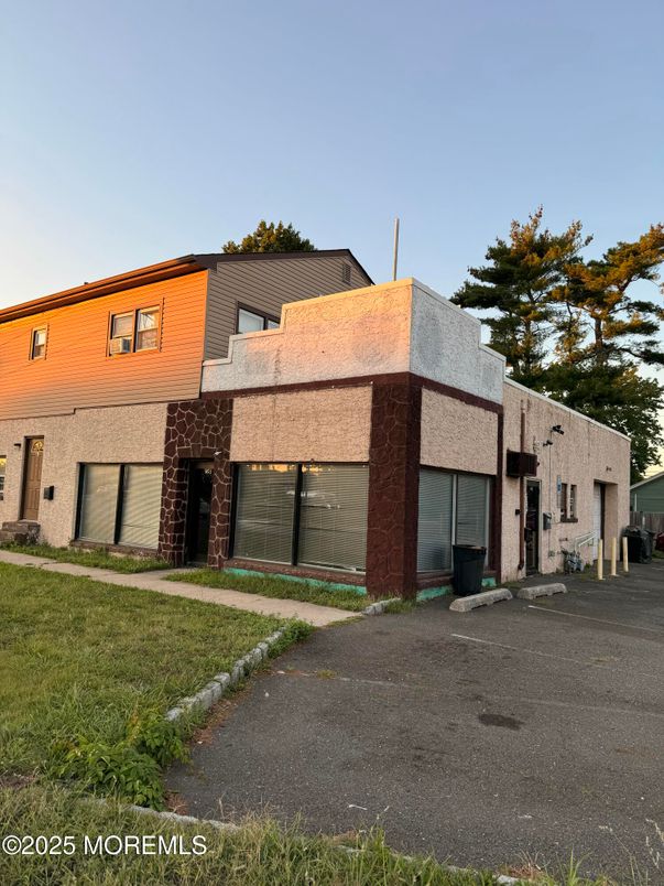 Attached, Backyard, Exterior, Facade, Modern