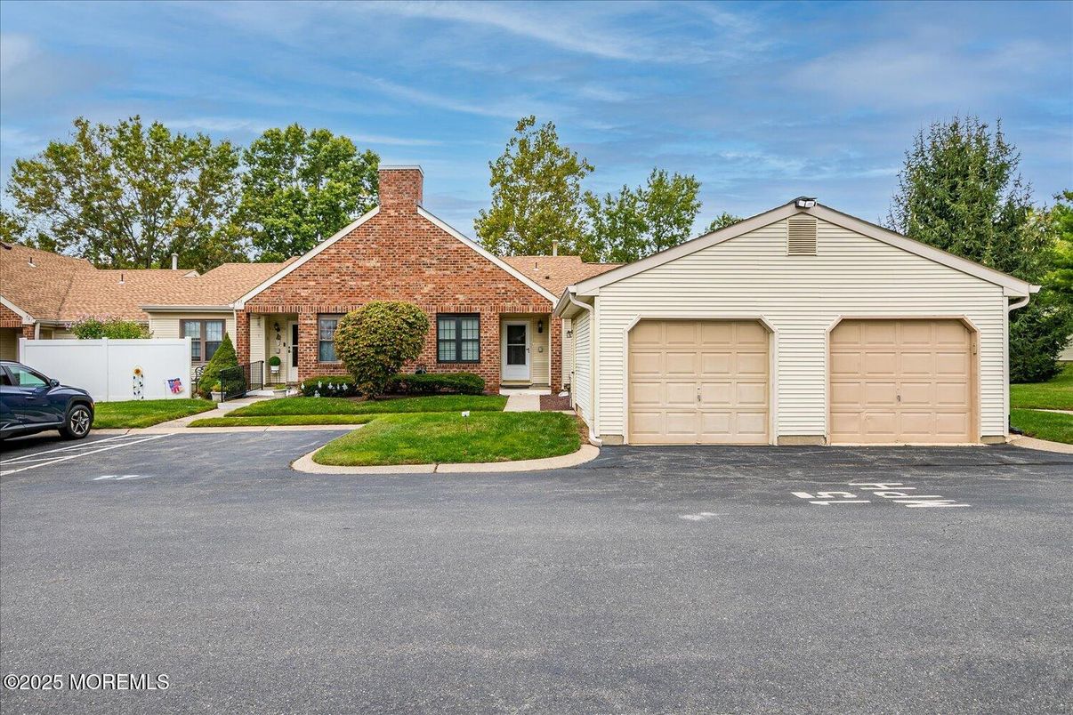 Attached, Exterior, Facade, Brick Facade, Ranch