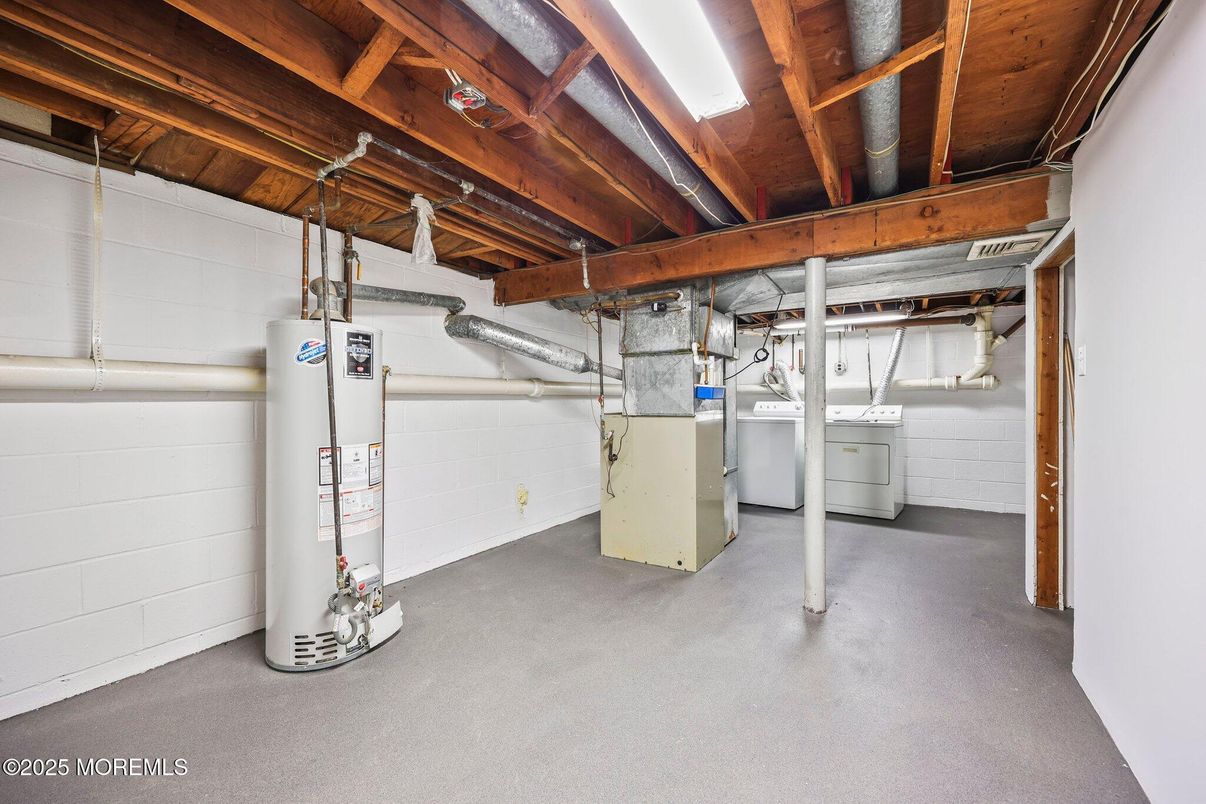 Garage, Interior, Washer, Wooden Beams