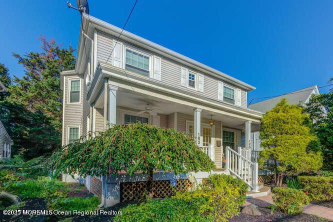 Exterior, Facade, American Foursquare