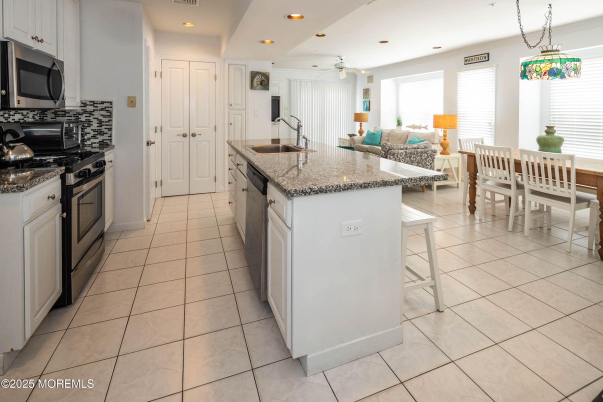 Dining room, Interior, Kitchen, Recessed Lighting