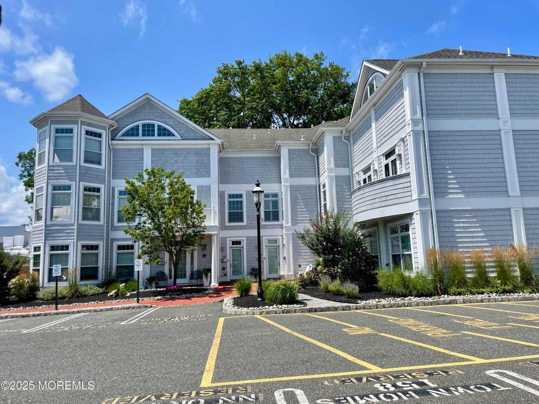 Exterior, Facade, Rowhouse