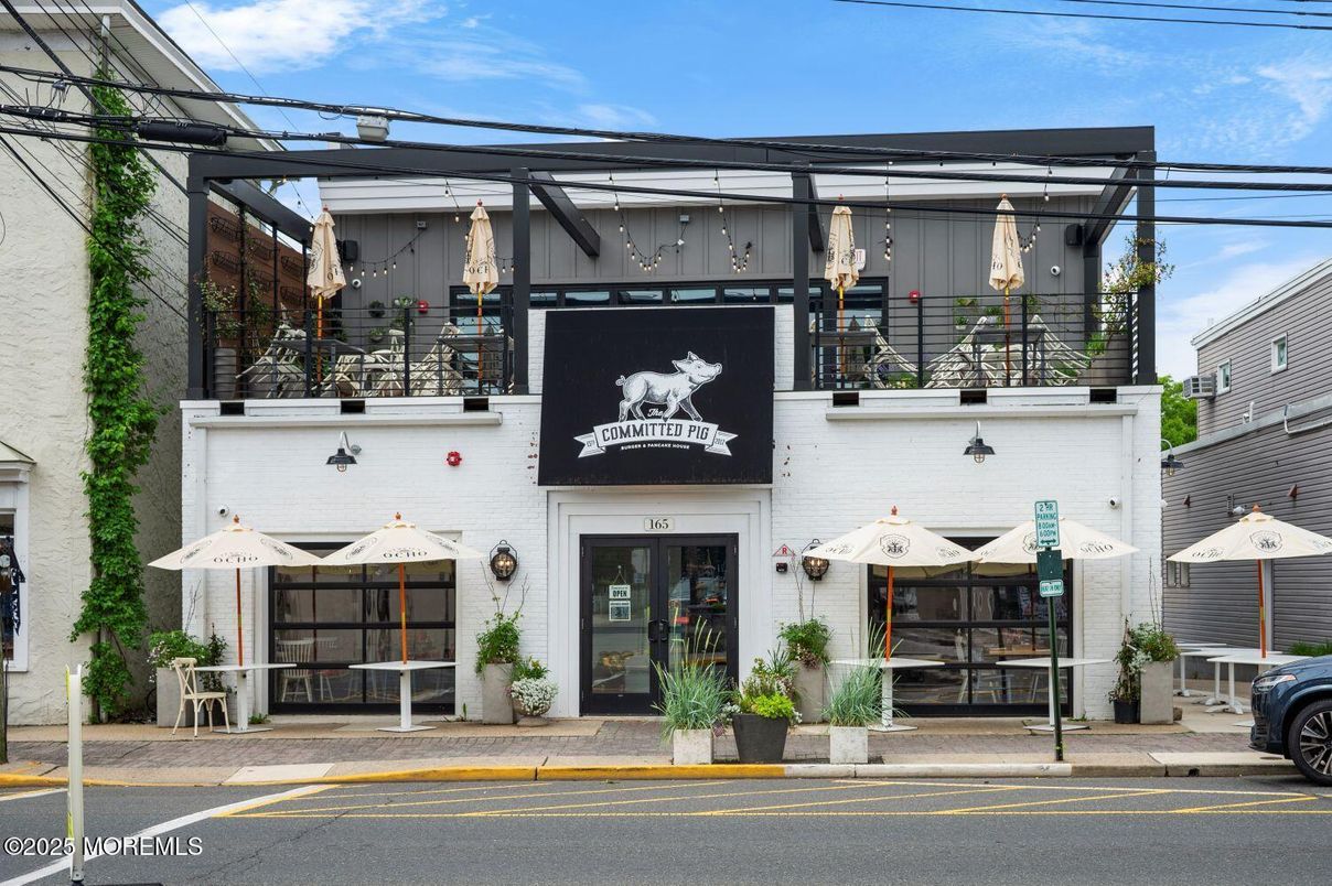 Exterior, Facade, Modern