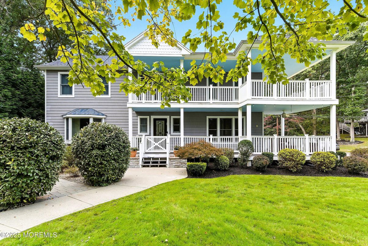 Exterior, Facade, Queen Anne Victorian