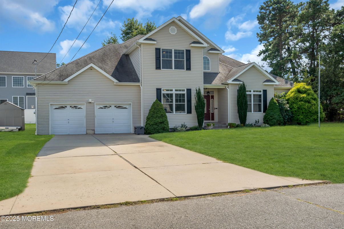 Attached, Exterior, Facade, Farmhouse