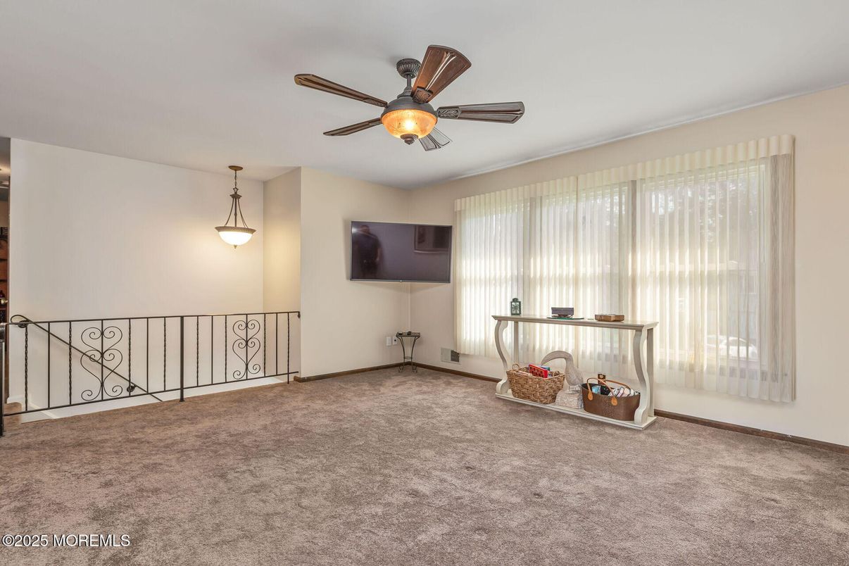 Empty room, Interior, Pendant Lights