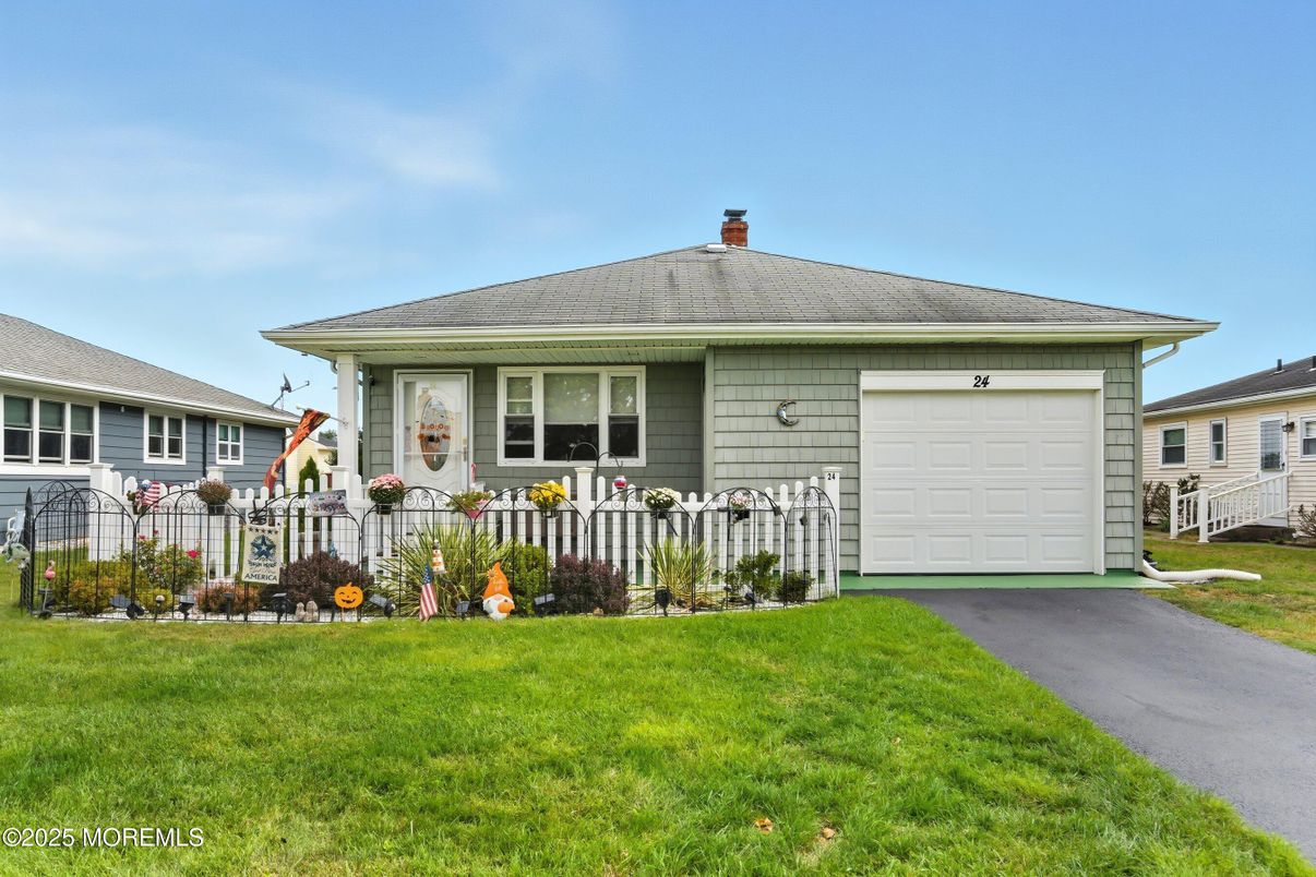 Attached, Exterior, Facade, Ranch