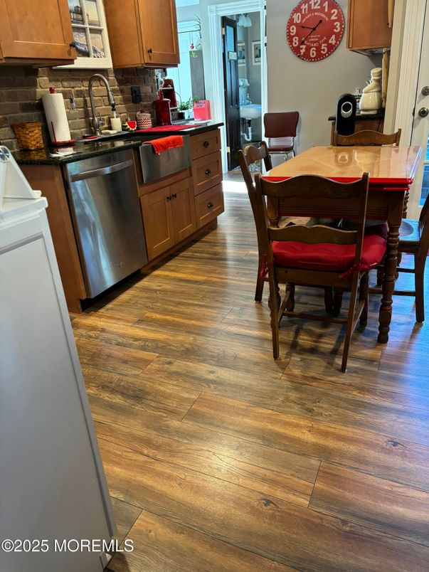 Dining room, Interior, Kitchen, Stainless Steel Appliances, Wood Texture Flooring