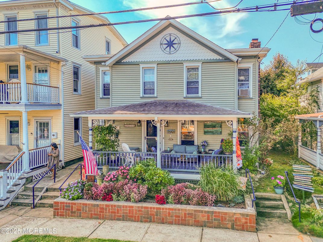 Exterior, Facade, Queen Anne Victorian