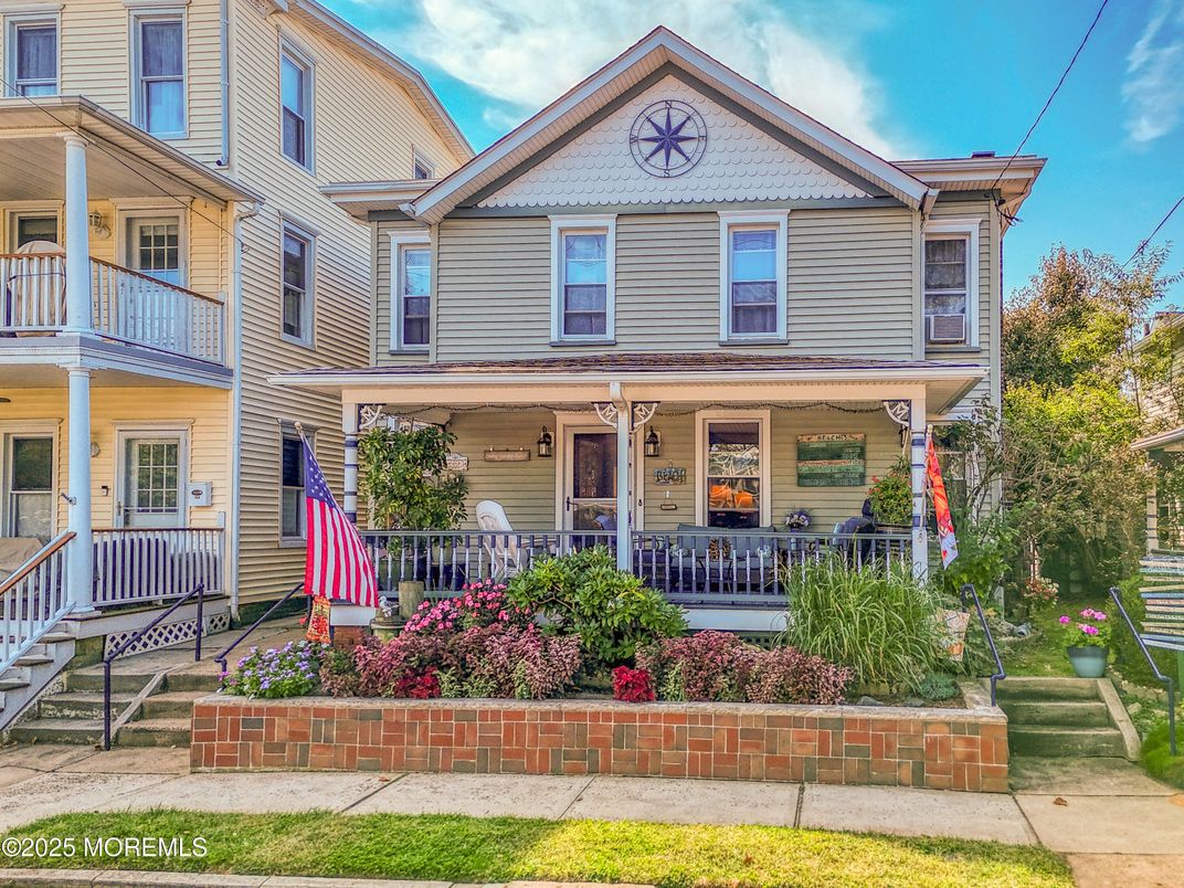 Exterior, Facade, Queen Anne Victorian
