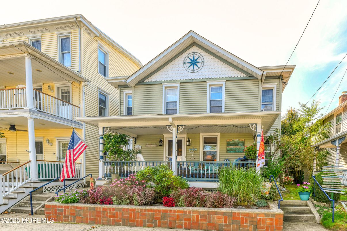 Exterior, Facade, Queen Anne Victorian