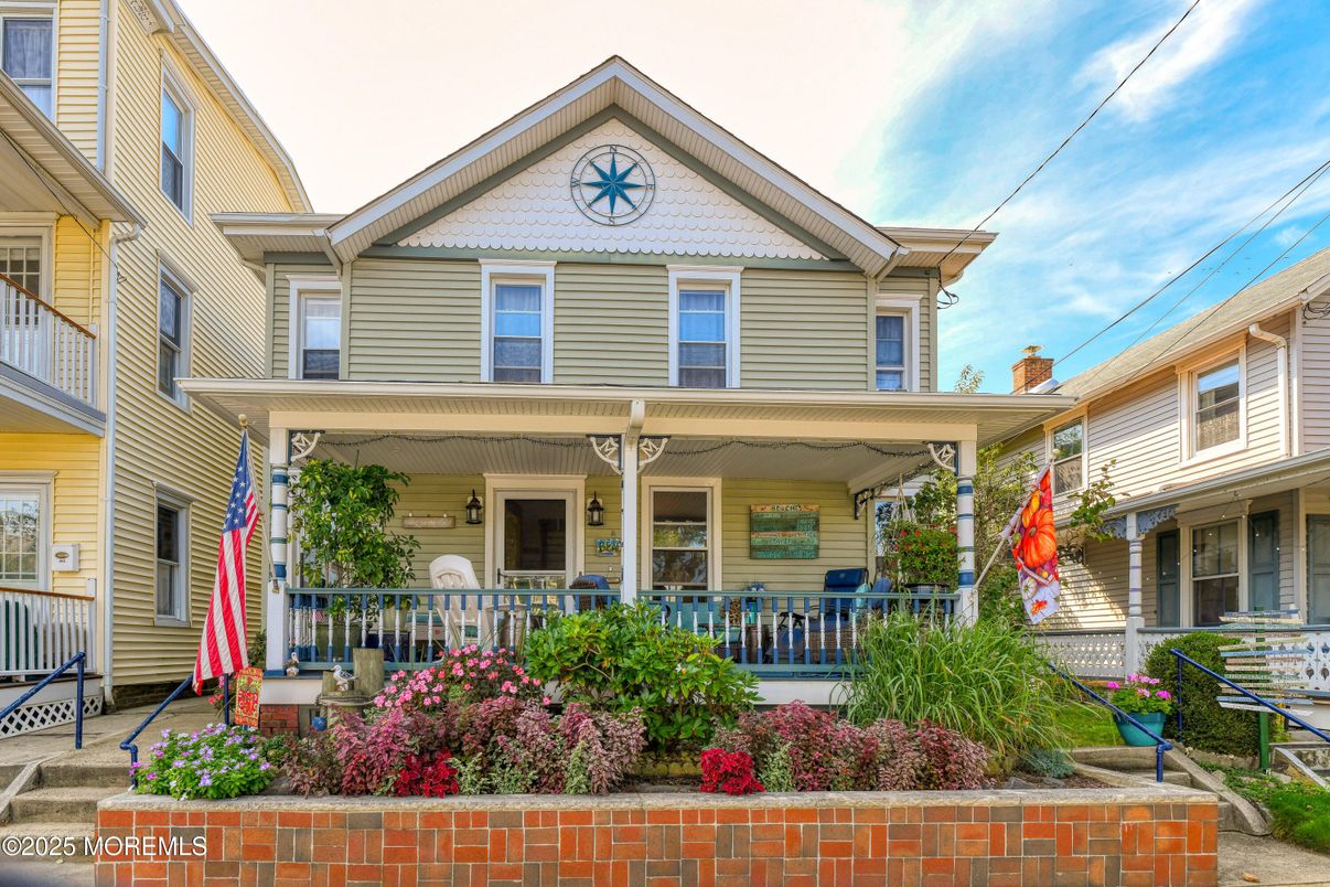 Exterior, Facade, Queen Anne Victorian