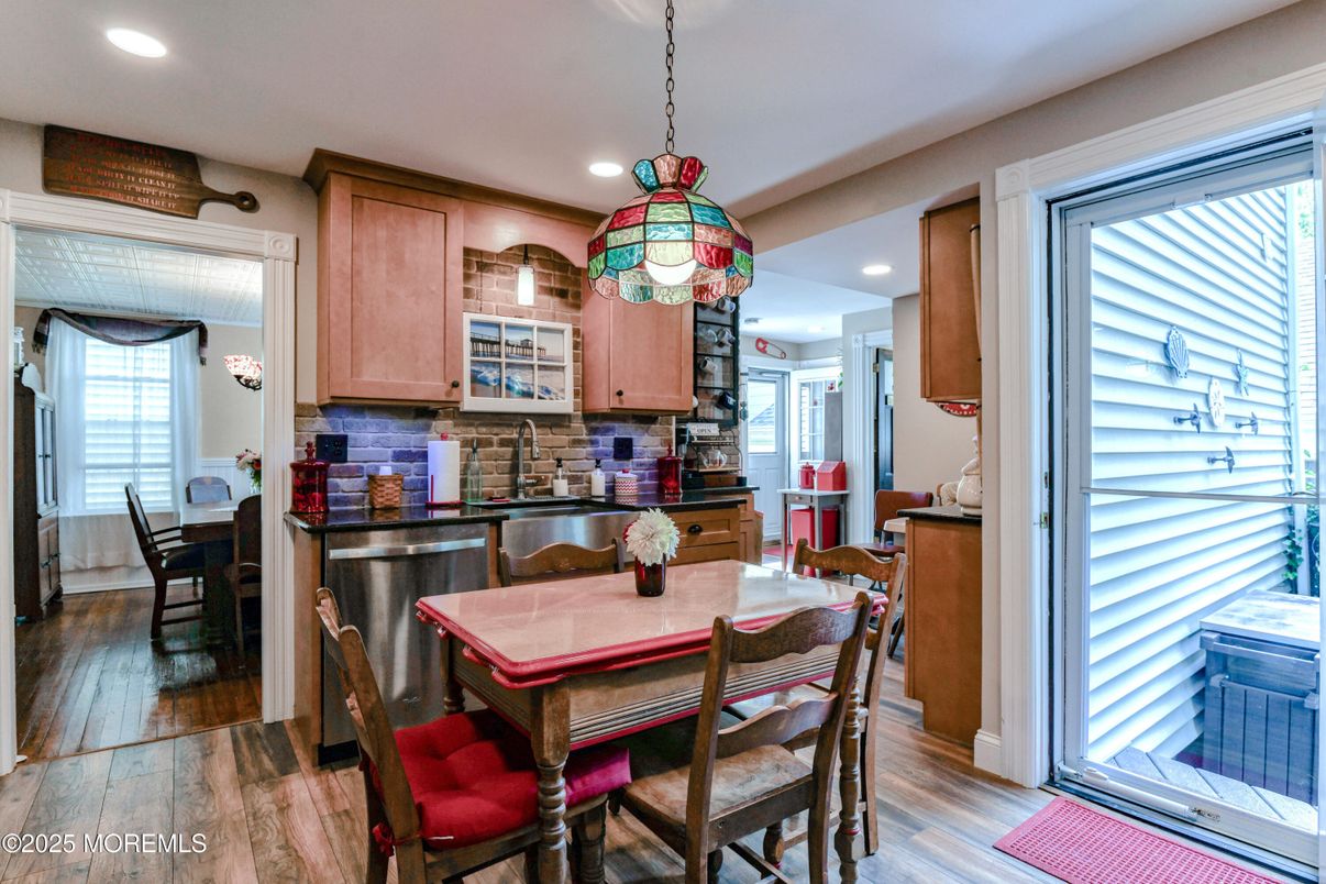 Dining room, Interior, Kitchen, Pendant Lights, Recessed Lighting, Wood Texture Flooring