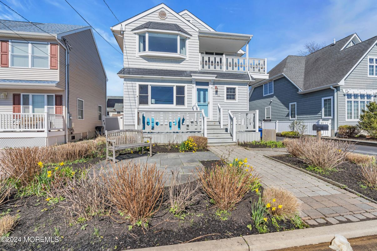 Exterior, Facade, Queen Anne Victorian