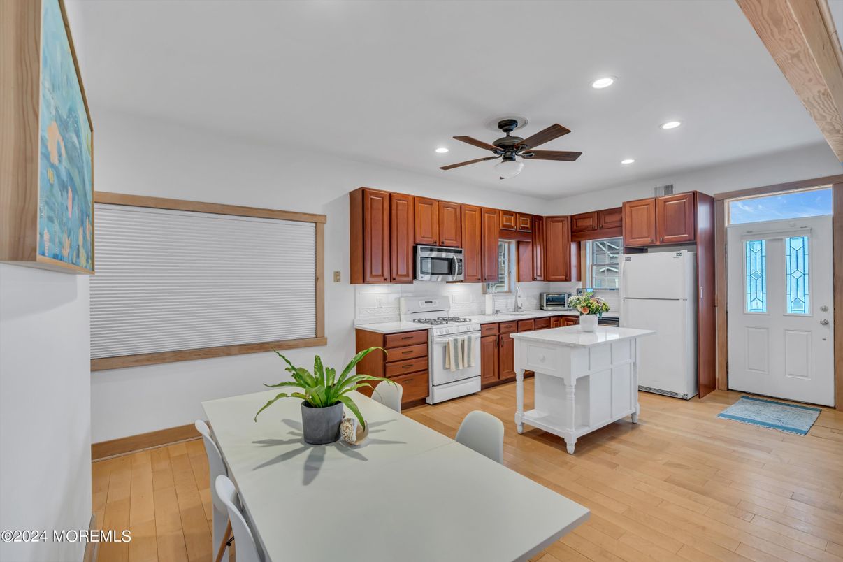 Dining room, Interior, Kitchen, Recessed Lighting, Wood Texture Flooring