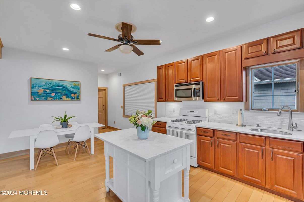 Dining room, Interior, Kitchen, Recessed Lighting, Wood Texture Flooring