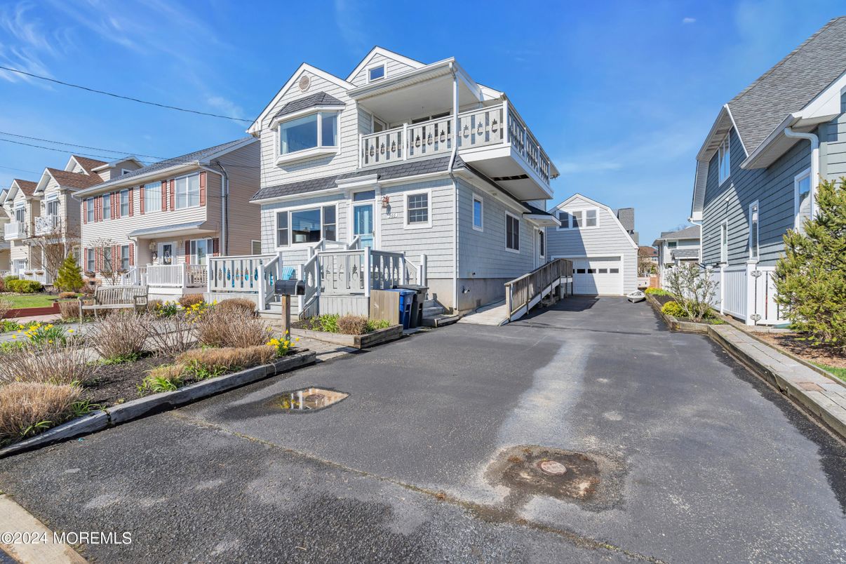 Attached, Exterior, Facade, Queen Anne Victorian