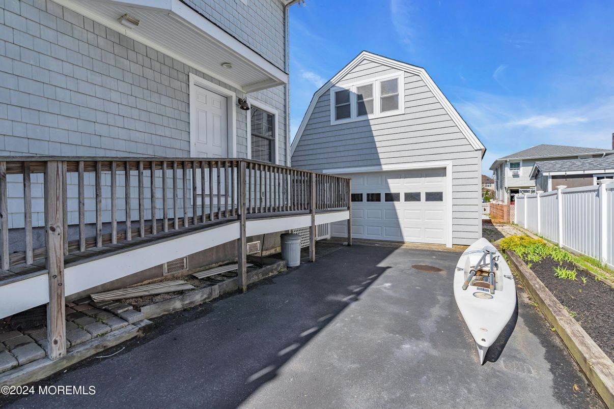 Detached Garage, Exterior