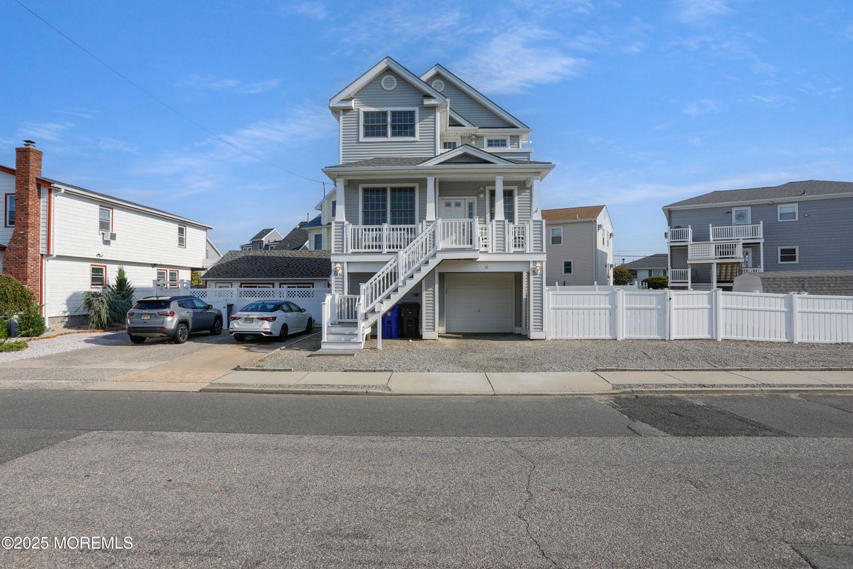 Attached, Exterior, Facade, Queen Anne Victorian