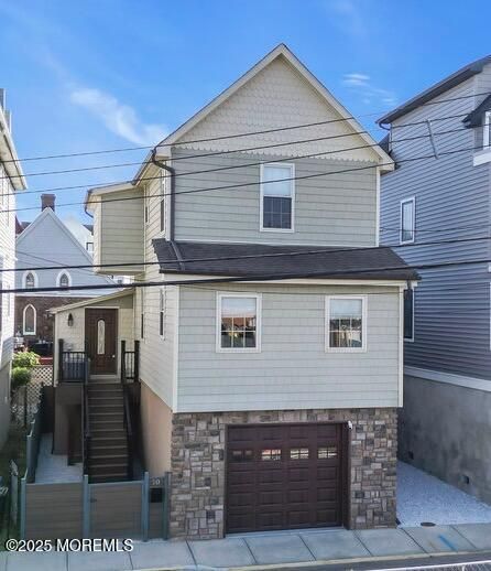 Attached, Exterior, Facade, American Craftsman