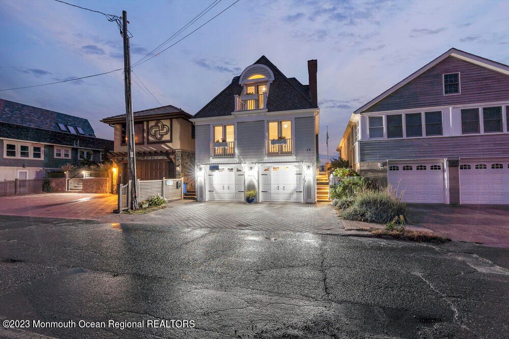 Attached, Exterior, Facade, Cape Cod