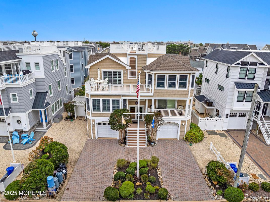 Attached, Exterior, Facade, Rowhouse