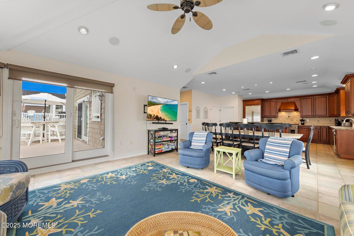 Dining room, Interior, Kitchen, Recessed Lighting, Stainless Steel Appliances