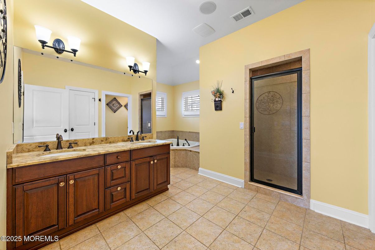Bathroom, Dual Sink Vanities, Interior, Recessed Lighting