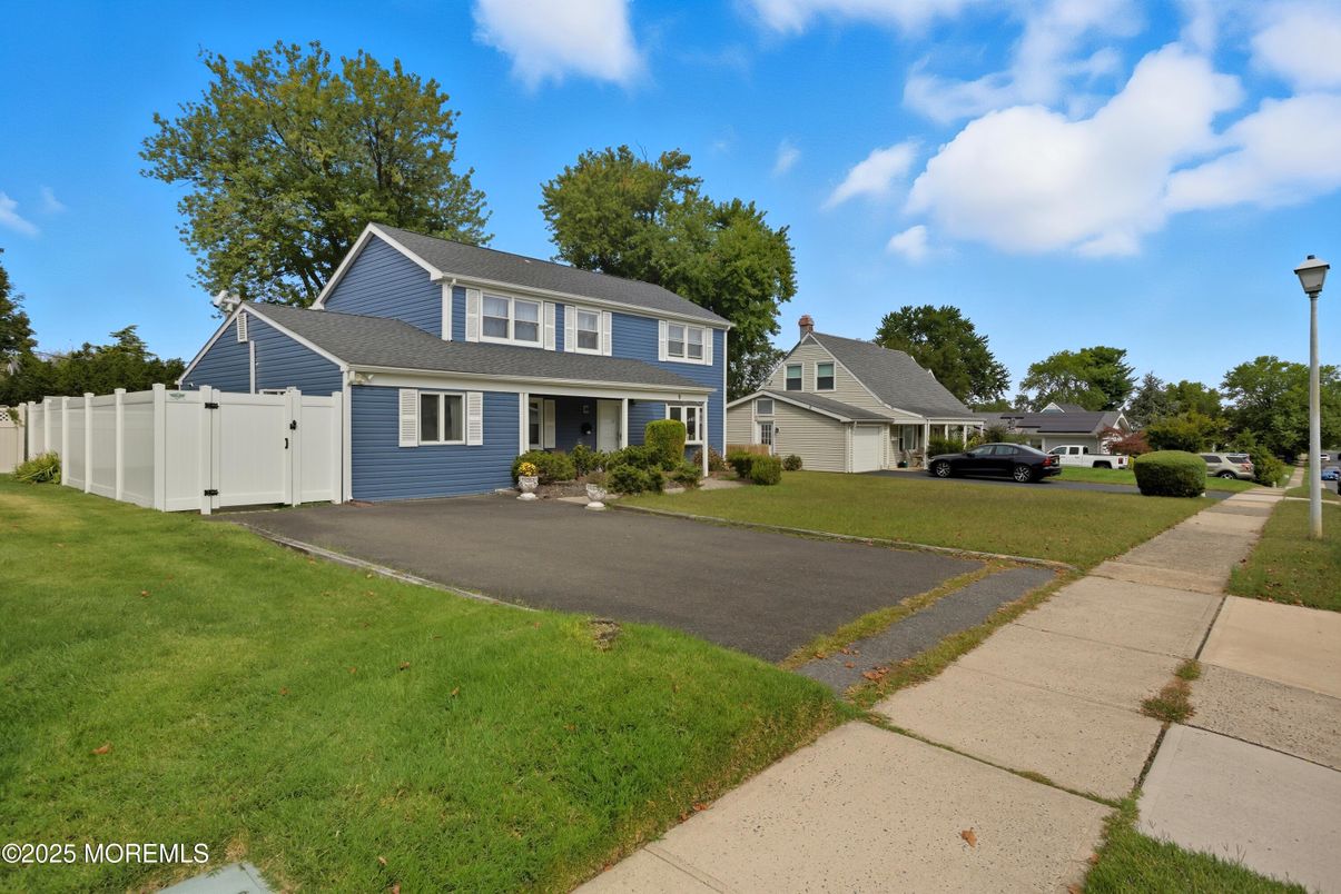 Attached, Exterior, Facade, Cape Cod