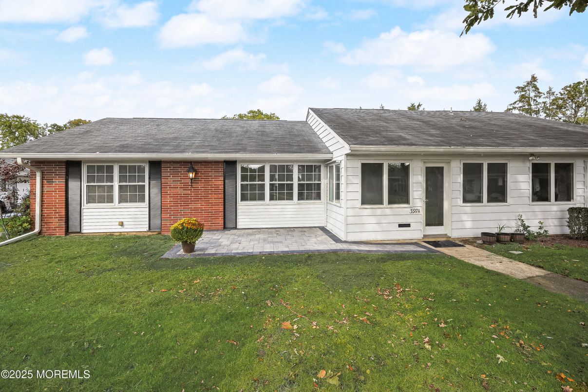 Exterior, Facade, Ranch