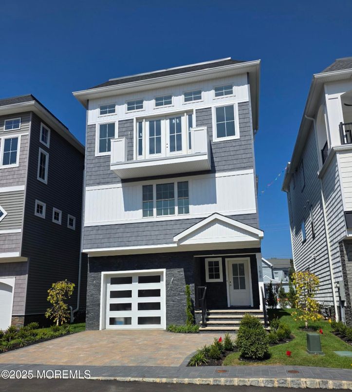 Attached, Exterior, Facade, Rowhouse