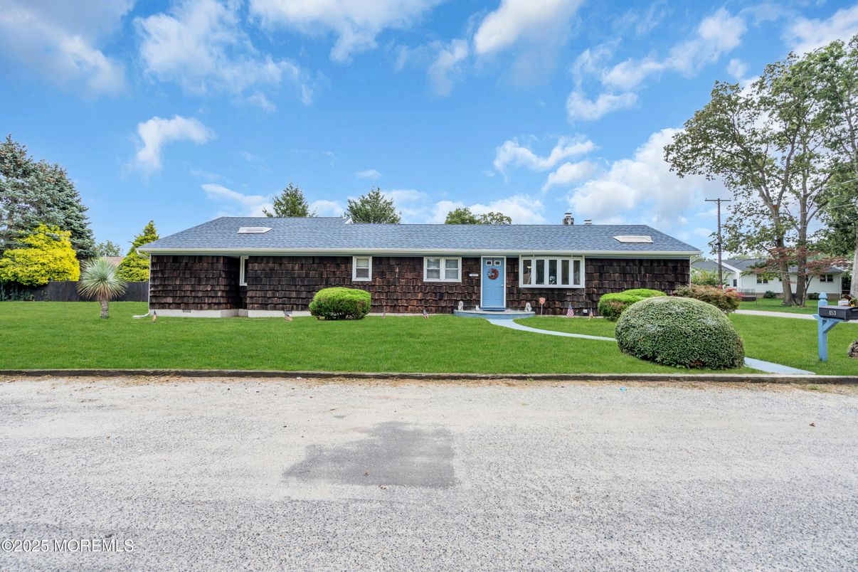 Exterior, Facade, Brick Facade, Ranch