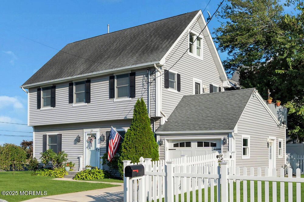 Attached, Exterior, Facade, Cape Cod