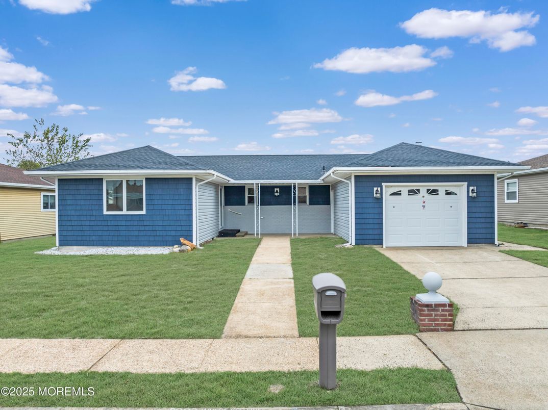 Attached, Exterior, Facade, Ranch