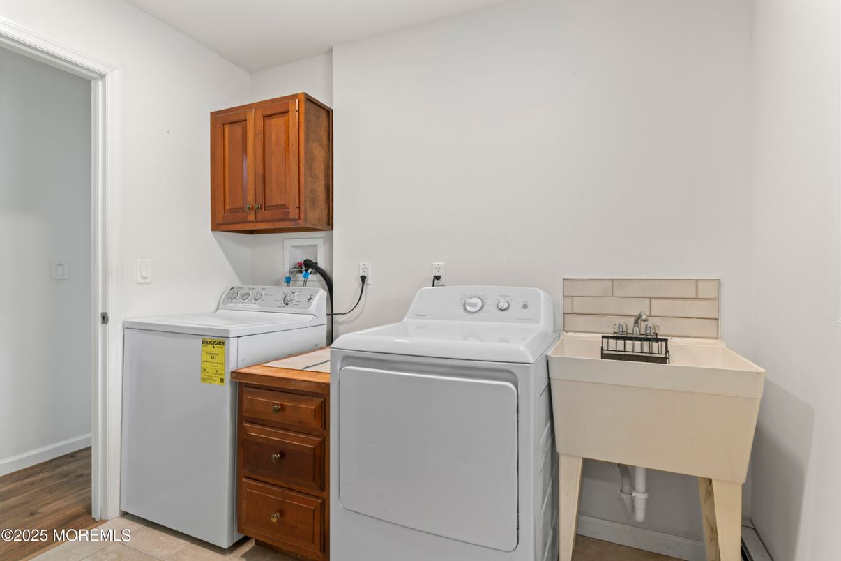 Interior, Washer, Wood Texture Flooring