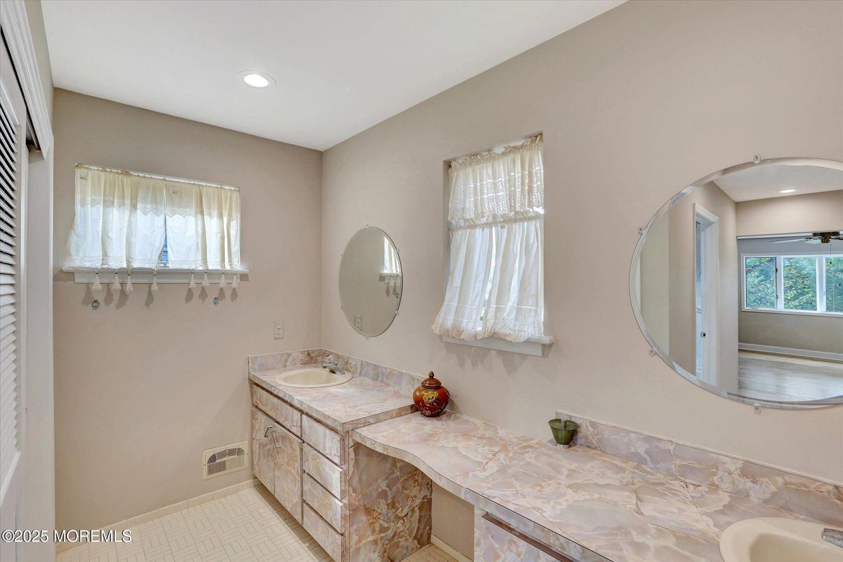 Bathroom, Dual Sink Vanities, Interior, Recessed Lighting