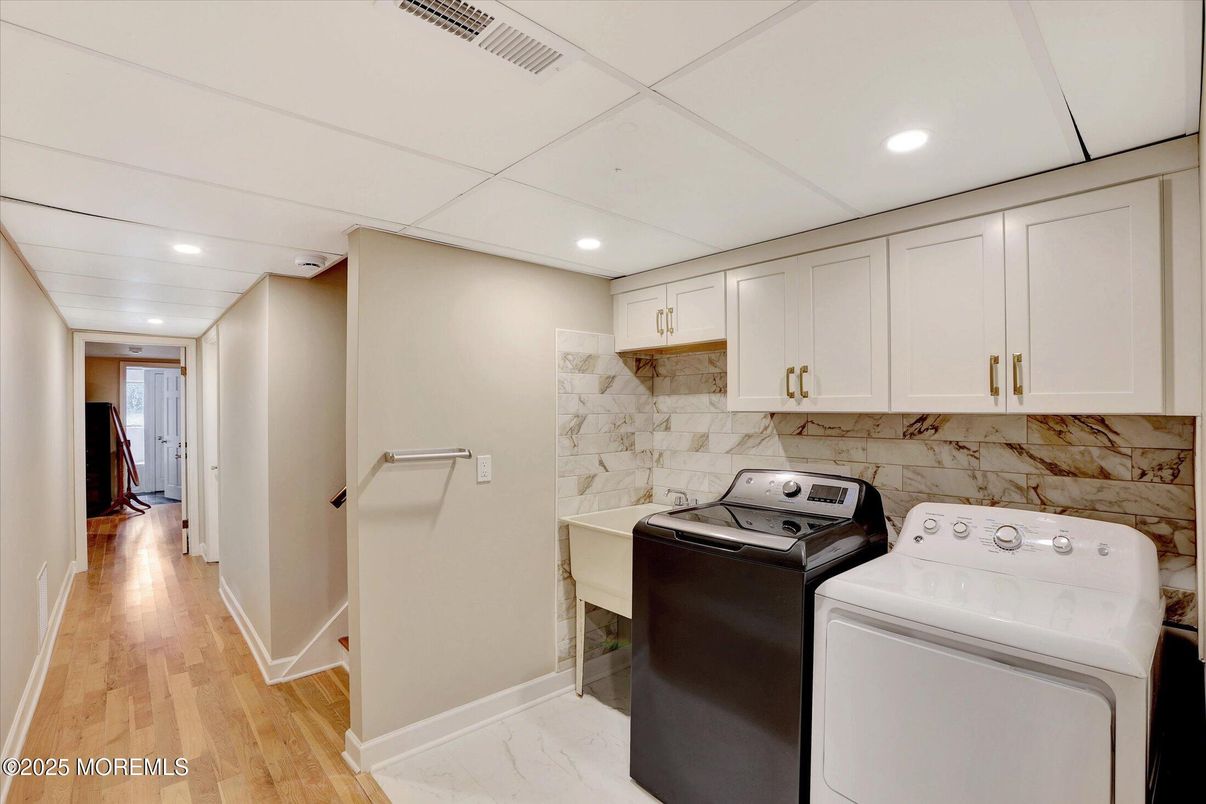 Interior, Recessed Lighting, Washer, Wood Texture Flooring