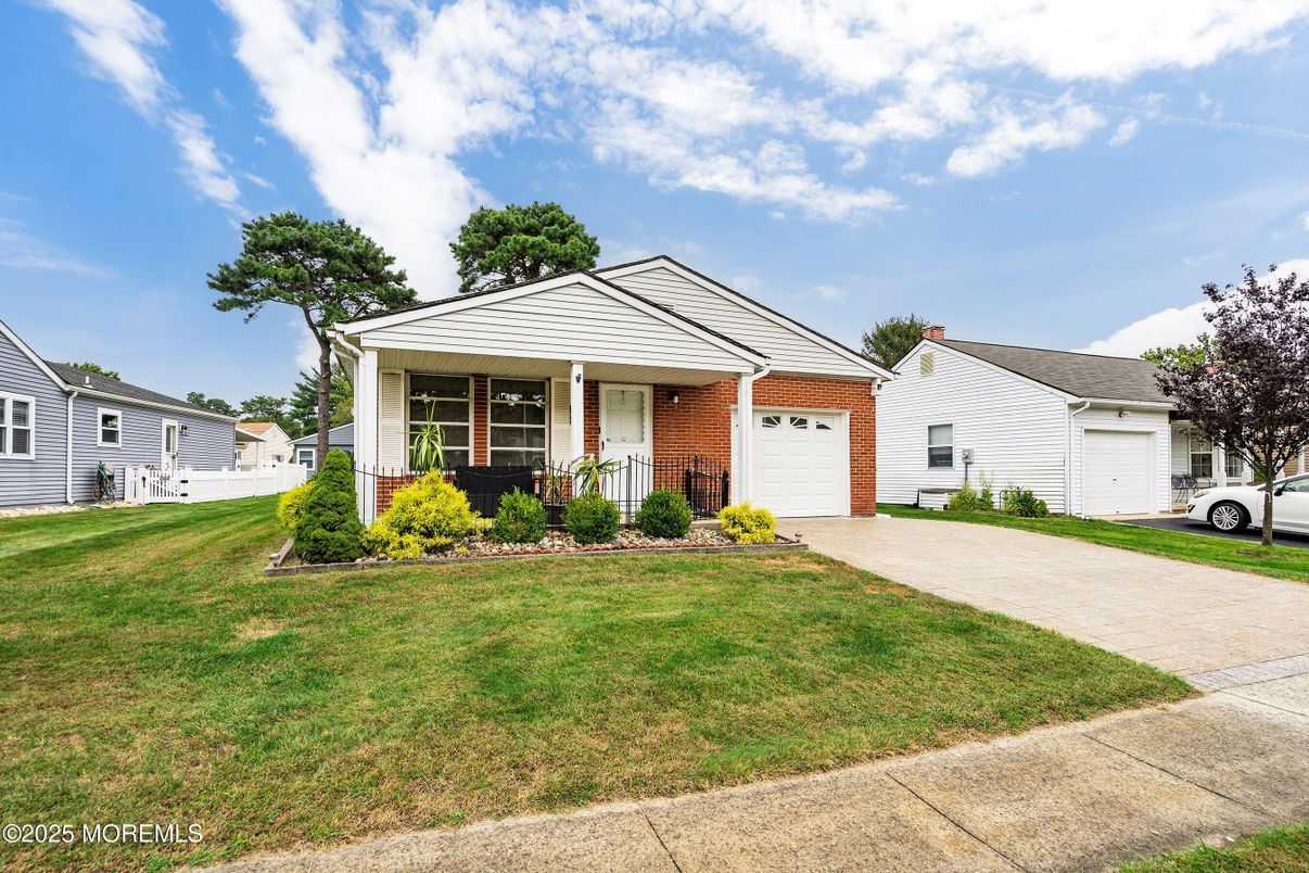 Attached, Exterior, Facade, Brick Facade, Ranch