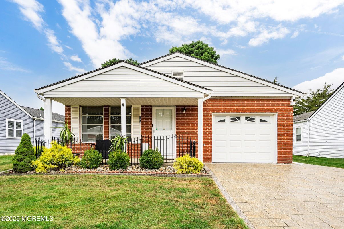 Attached, Exterior, Facade, Brick Facade, Ranch
