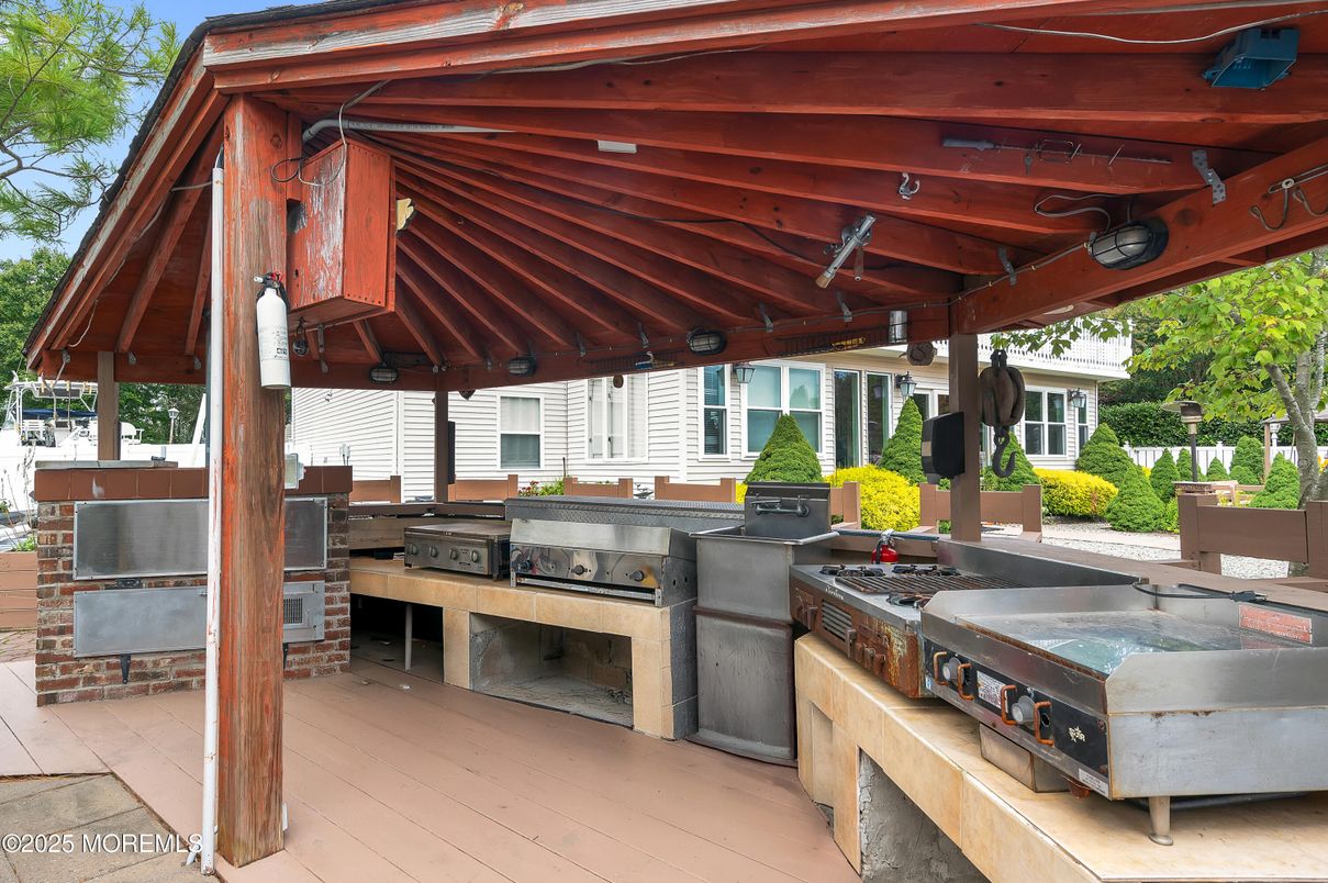 Exterior, Outdoor Kitchen
